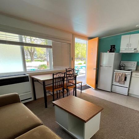 Holiday Beach Resort Motel Okanagan Falls Ngoại thất bức ảnh
