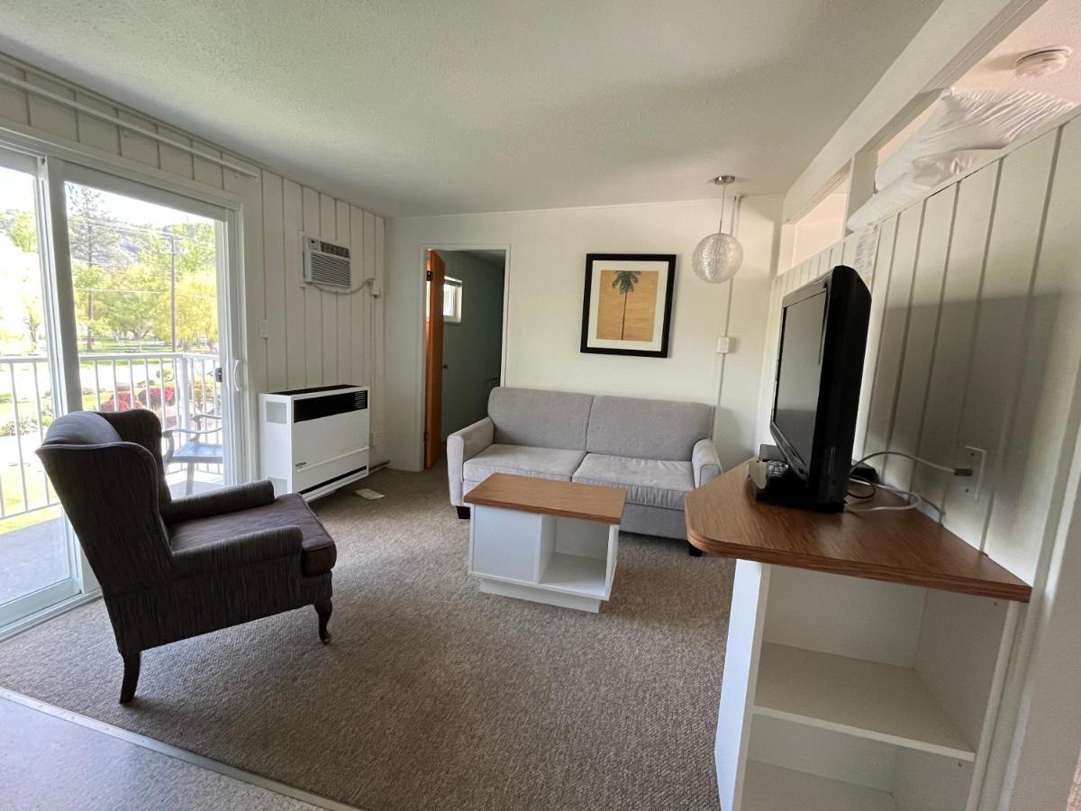 Holiday Beach Resort Motel Okanagan Falls Ngoại thất bức ảnh