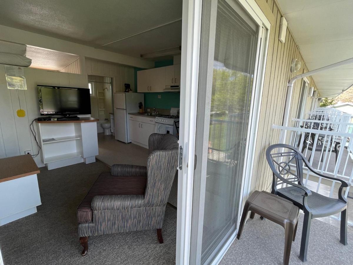 Holiday Beach Resort Motel Okanagan Falls Ngoại thất bức ảnh