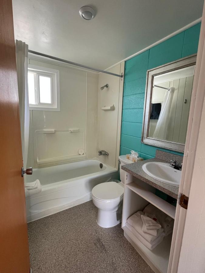 Holiday Beach Resort Motel Okanagan Falls Ngoại thất bức ảnh