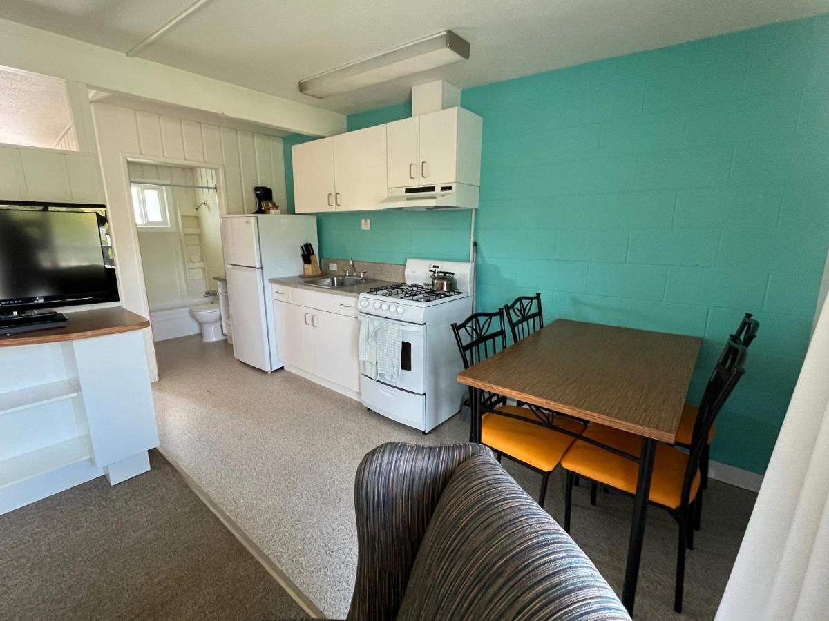 Holiday Beach Resort Motel Okanagan Falls Ngoại thất bức ảnh