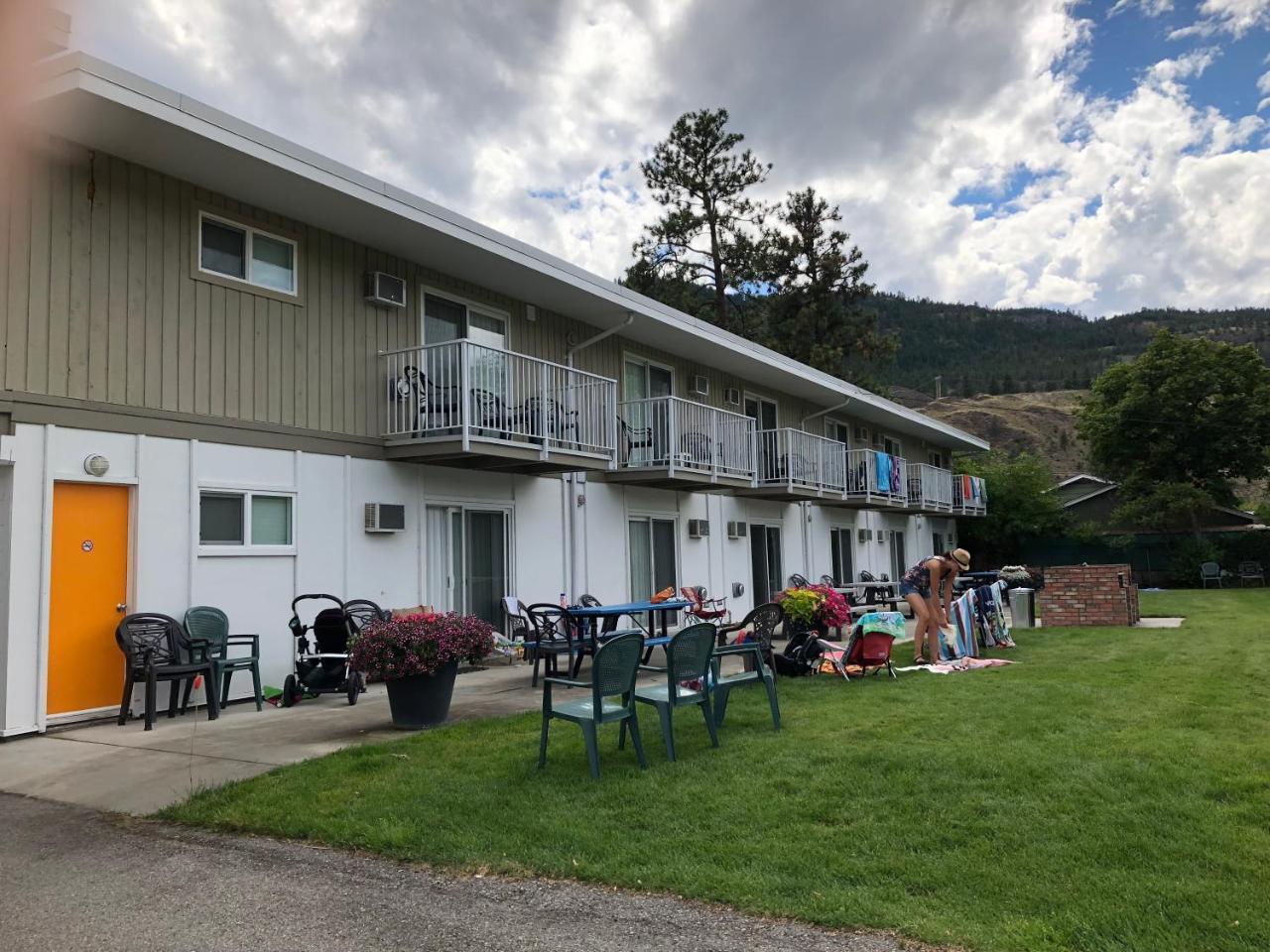 Holiday Beach Resort Motel Okanagan Falls Ngoại thất bức ảnh