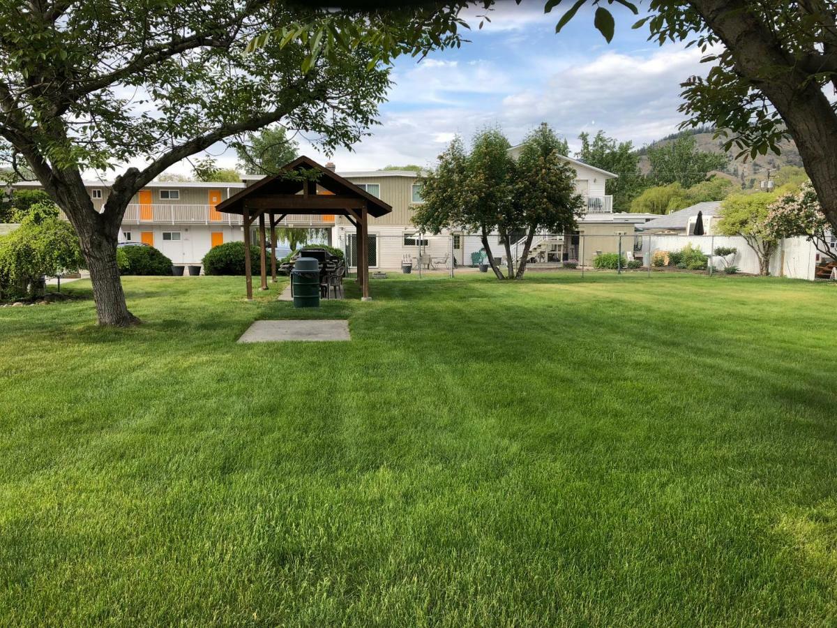 Holiday Beach Resort Motel Okanagan Falls Ngoại thất bức ảnh