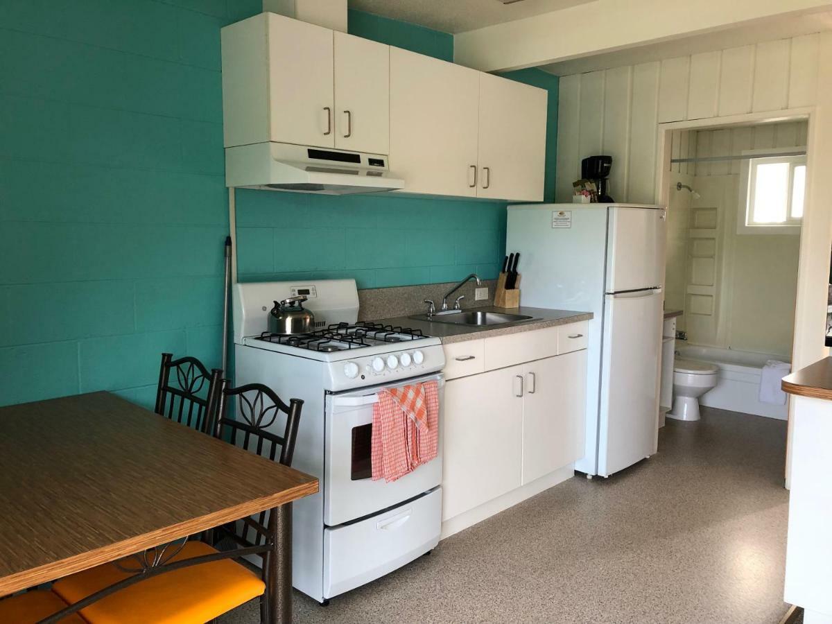 Holiday Beach Resort Motel Okanagan Falls Ngoại thất bức ảnh