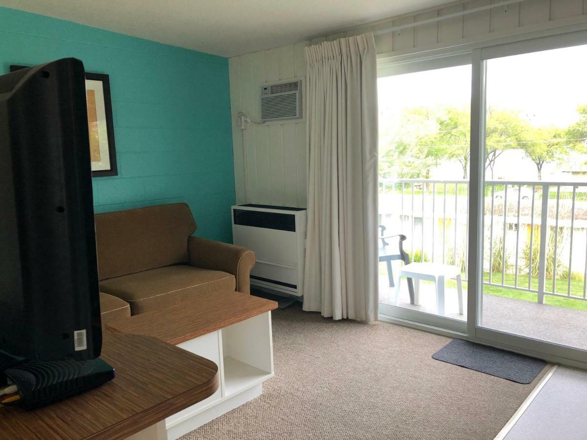 Holiday Beach Resort Motel Okanagan Falls Ngoại thất bức ảnh