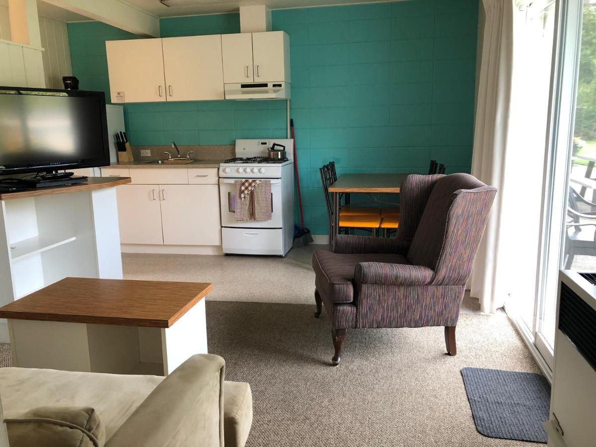 Holiday Beach Resort Motel Okanagan Falls Ngoại thất bức ảnh