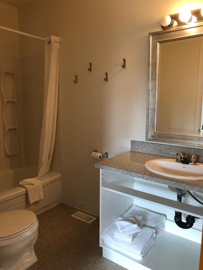 Holiday Beach Resort Motel Okanagan Falls Ngoại thất bức ảnh