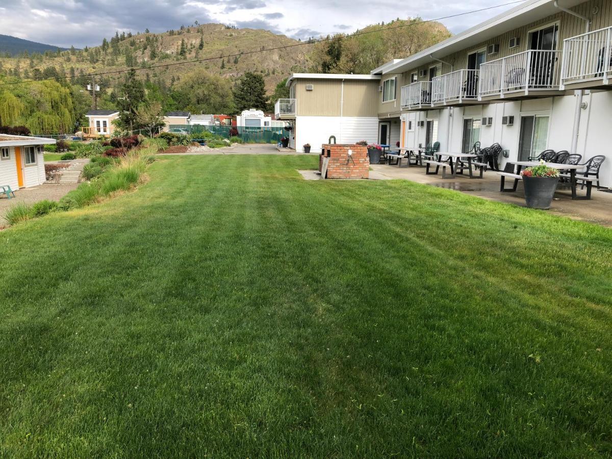 Holiday Beach Resort Motel Okanagan Falls Ngoại thất bức ảnh