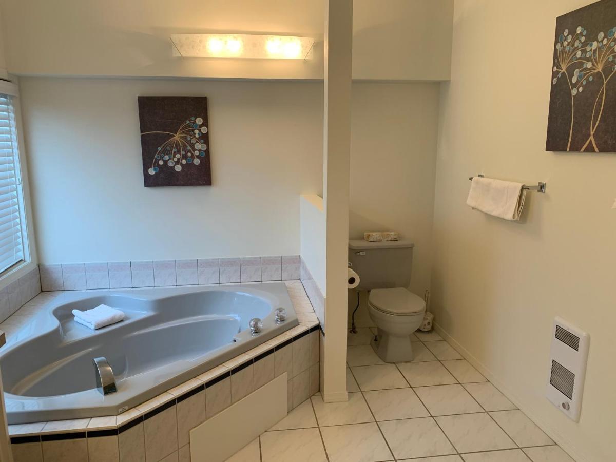 Holiday Beach Resort Motel Okanagan Falls Ngoại thất bức ảnh