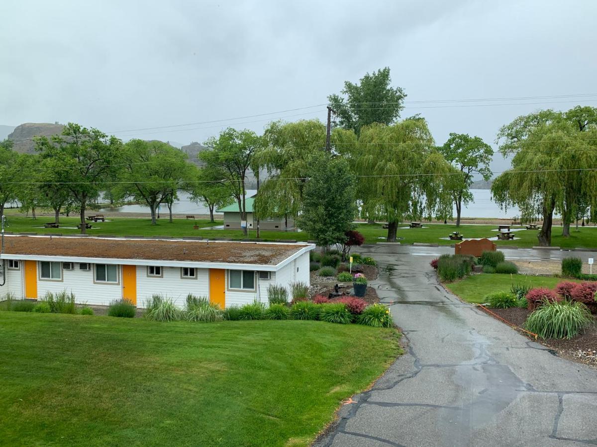 Holiday Beach Resort Motel Okanagan Falls Ngoại thất bức ảnh